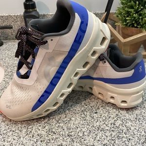 Not authentic Oncloud cloudmonster size 7